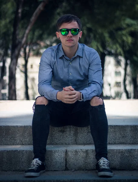 Güzel model kamera ile gözlük arıyorum