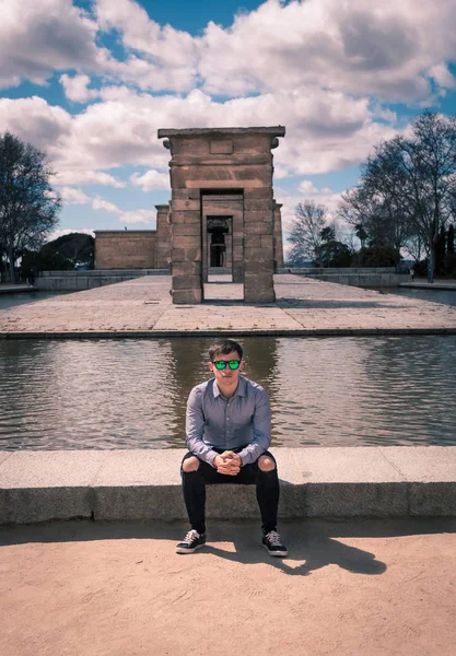 Debod Tapınağı içinde oturarak model
