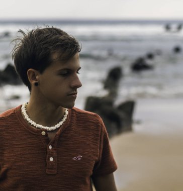 Model sol seyir kameraya poz