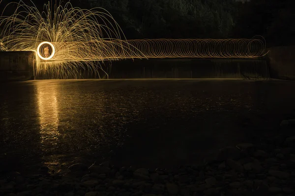 Incredibile Lana Acciaio Che Brucia Foto Nel Lago Notte — Foto Stock