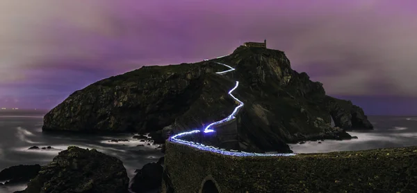 Gaztelugatxe büyük pozlama ile mor gökyüzü gece