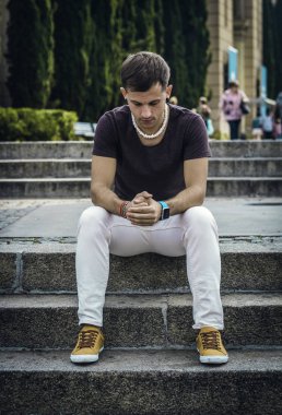 Güzel model portre aşağı bakıyor