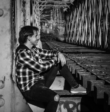 Model tren yolu içinde poz ile muhteşem siyah beyaz fotoğraf