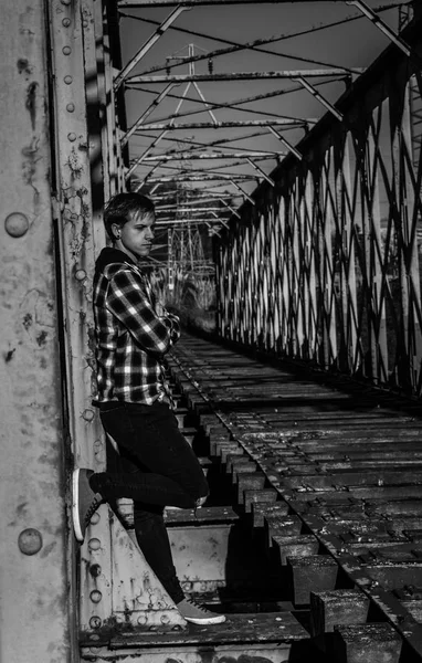 Model tren yolu içinde poz ile muhteşem siyah beyaz fotoğraf