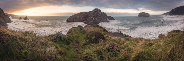 İnanılmaz Gaztelugatxe güzel renklerle batımında panoramik