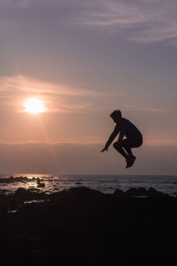 Günbatımı ile bir model silueti şaşırtıcı yaşam tarzı