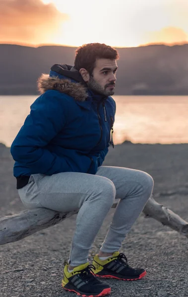 Güzel model oturup güneşin bir sopayla