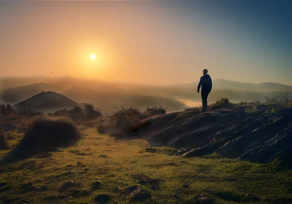 Дивовижне Пейзажне Фото Заходу Сонця Горах Людина Дивиться Його — стокове фото