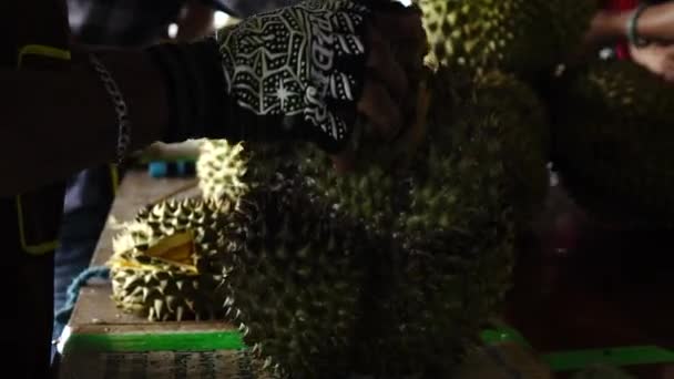 Ξεφλούδισμα Durian Στην Αγορά Φρούτων — Αρχείο Βίντεο