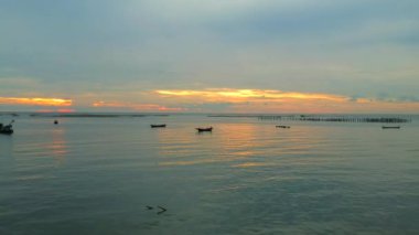 Günbatımı balıkçı teknesi havadan görünümü