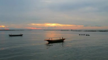 Günbatımı balıkçı teknesi havadan görünümü
