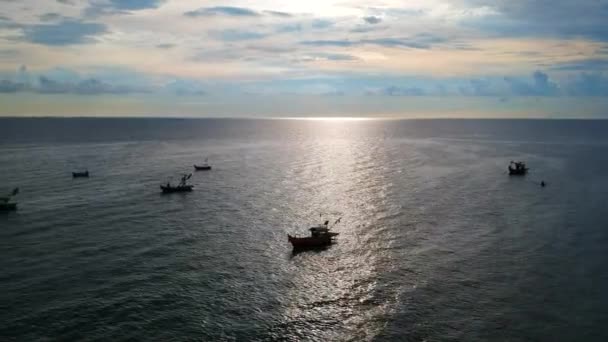 Αεροφωτογραφία Του Αλιευτικό Σκάφος Στην Παραλία Μπανγκ Saen Ταϊλάνδη — Αρχείο Βίντεο