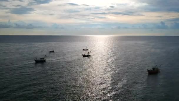 Αεροφωτογραφία Του Αλιευτικό Σκάφος Στην Παραλία Μπανγκ Saen Ταϊλάνδη — Αρχείο Βίντεο