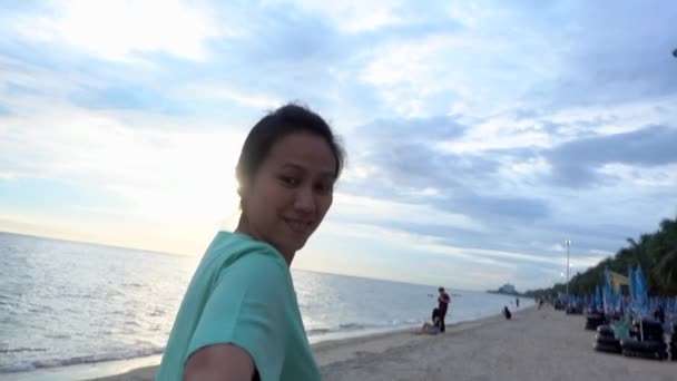 Пара Держащихся Руку Пляже Замедленной Съемки — стоковое видео