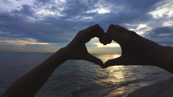 Kalp Şekli Çerçeveleme Batan Güneşin Gösterilen Eller — Stok video