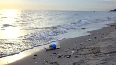 Sahilde şişe tutmak el