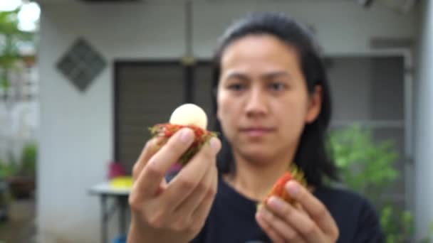 Mulheres Abrindo Frutas Rambutan Câmera Lenta — Vídeo de Stock