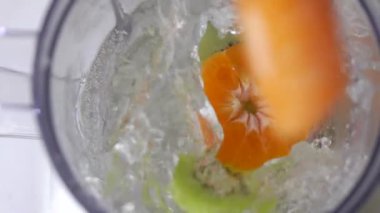 Kivi Meyve ve turuncu meyve güler yüzlü ağır çekim