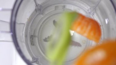 Kivi Meyve ve turuncu meyve güler yüzlü ağır çekim