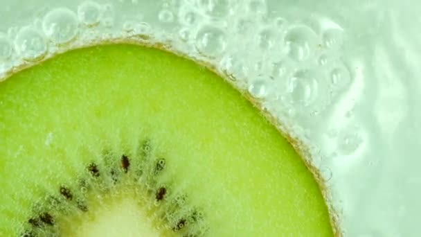 Makro Kiwi Frukt Vatten — Stockvideo