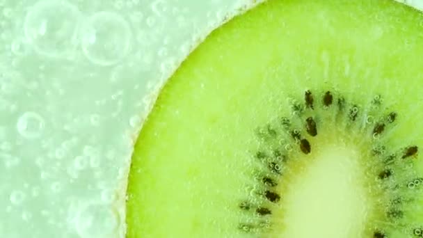 Macro Voor Kiwi Fruit Water — Stockvideo