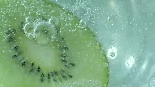 Macro Voor Kiwi Fruit Water — Stockvideo