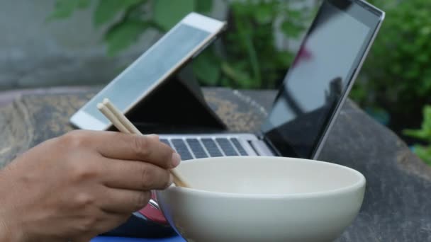 Homem Comendo Japonês Udon — Vídeo de Stock