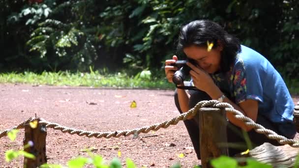 Las Mujeres Toman Una Foto Ala Mariposa Cámara Lenta — Vídeos de Stock