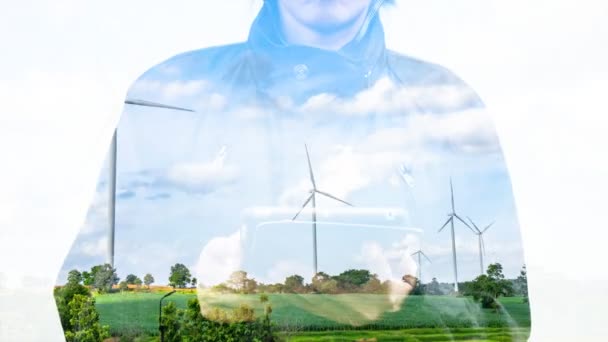 Doppelbelichtung Des Ingenieurs Mittels Tablet Mit Zeitraffer Der Windkraftanlage — Stockvideo