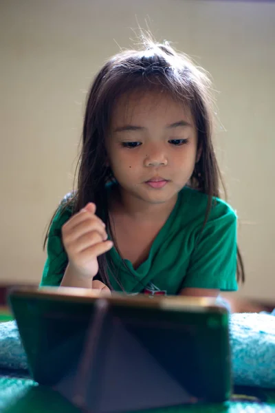 Ázsiai Lány Segítségével Tabletta — Stock Fotó