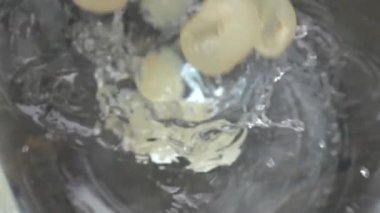 Tatlı yapışkan pirinç longan meyve ve Hindistan cevizi sütü ağır çekim yapma