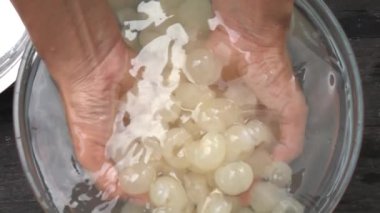 Tatlı yapışkan pirinç longan meyve ve Hindistan cevizi sütü ağır çekim yapma