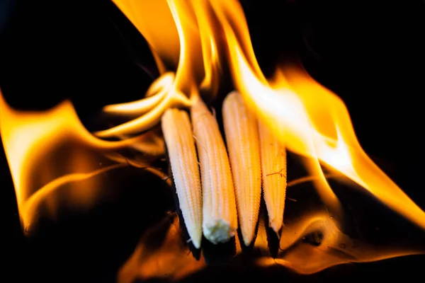 Сжигание Кукурузы Черном Фоне — стоковое фото