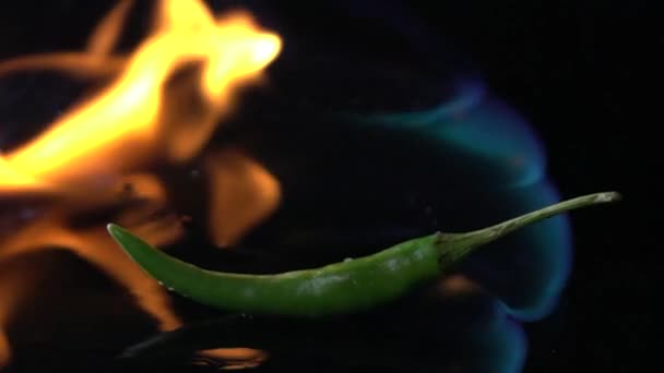 Câmera Lenta Fogo Queima Pimenta Quente Fundo Preto — Vídeo de Stock