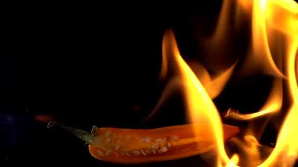 Zeitlupe Des Feuers Brennende Heiße Chili Auf Schwarzem Hintergrund — Stockvideo