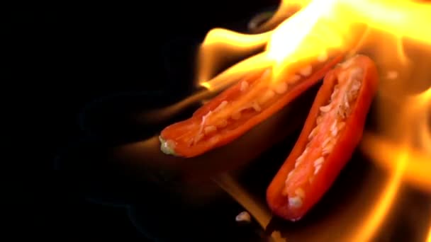 Zeitlupe Des Feuers Brennende Heiße Chili Auf Schwarzem Hintergrund — Stockvideo