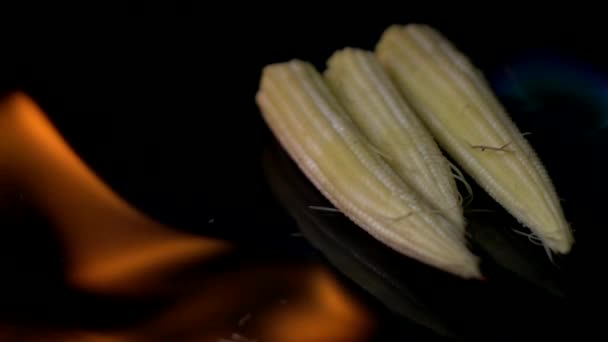 燃烧婴儿玉米的缓慢运动 — 图库视频影像