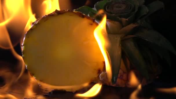 スローモーションの火黒の背景上に燃えるパイナップル — ストック動画