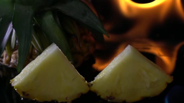 Slow Motion Van Vuur Brandende Ananas Zwarte Achtergrond — Stockvideo