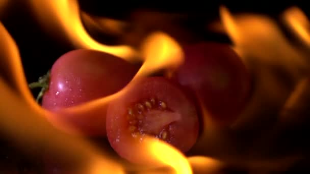 Zeitlupe Des Feuers Brennende Tomate Auf Schwarzem Hintergrund — Stockvideo