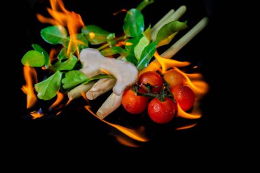 Tay Herb Tom Yam baharatlı çorba siyah arka plan üzerine ızgara