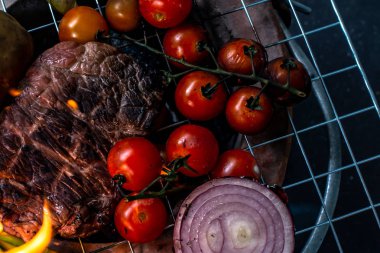 Siyah arka plan üzerine ızgara sığır eti biftek