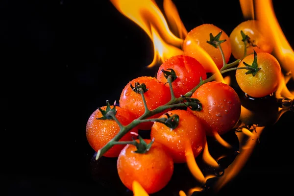 Grillowanie Pomidor Czarnym Tle — Zdjęcie stockowe