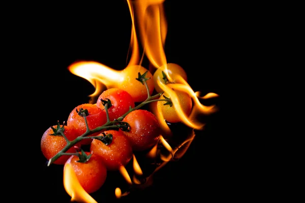 Grillowanie Pomidor Czarnym Tle — Zdjęcie stockowe