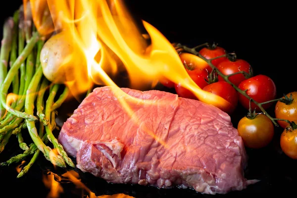 Bife Carne Grelhando Fundo Preto — Fotografia de Stock