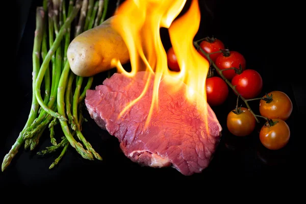 Bife Carne Grelhando Fundo Preto — Fotografia de Stock