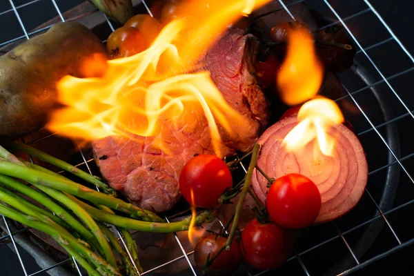 Bife Carne Grelhando Fundo Preto — Fotografia de Stock