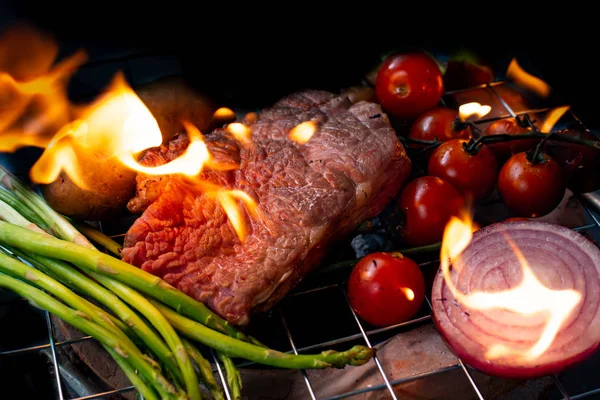 Nötstek Grillning Svart Bakgrund — Stockfoto