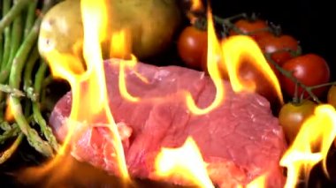 Ağır çekim ızgara sığır eti biftek