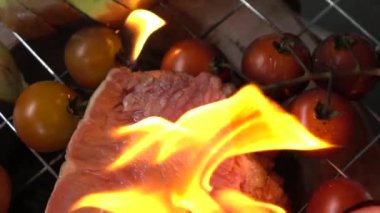 Ağır çekim ızgara sığır eti biftek